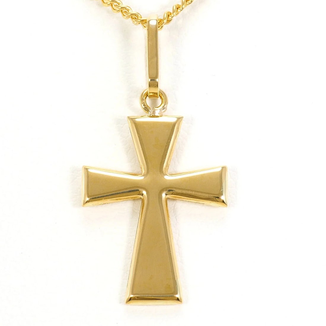 18K YELLOW GOLD NECKLACE: 18K Yellow Gold Necklace Brand: Unbranded Type/Style: Necklace Material: Yellow gold (18K) Color: Yellow gold Size: Neck Circumference 39 cm / 15.35'' Pendant Size 27mm x 14mm / 1.06'' x 0.55'' Ac