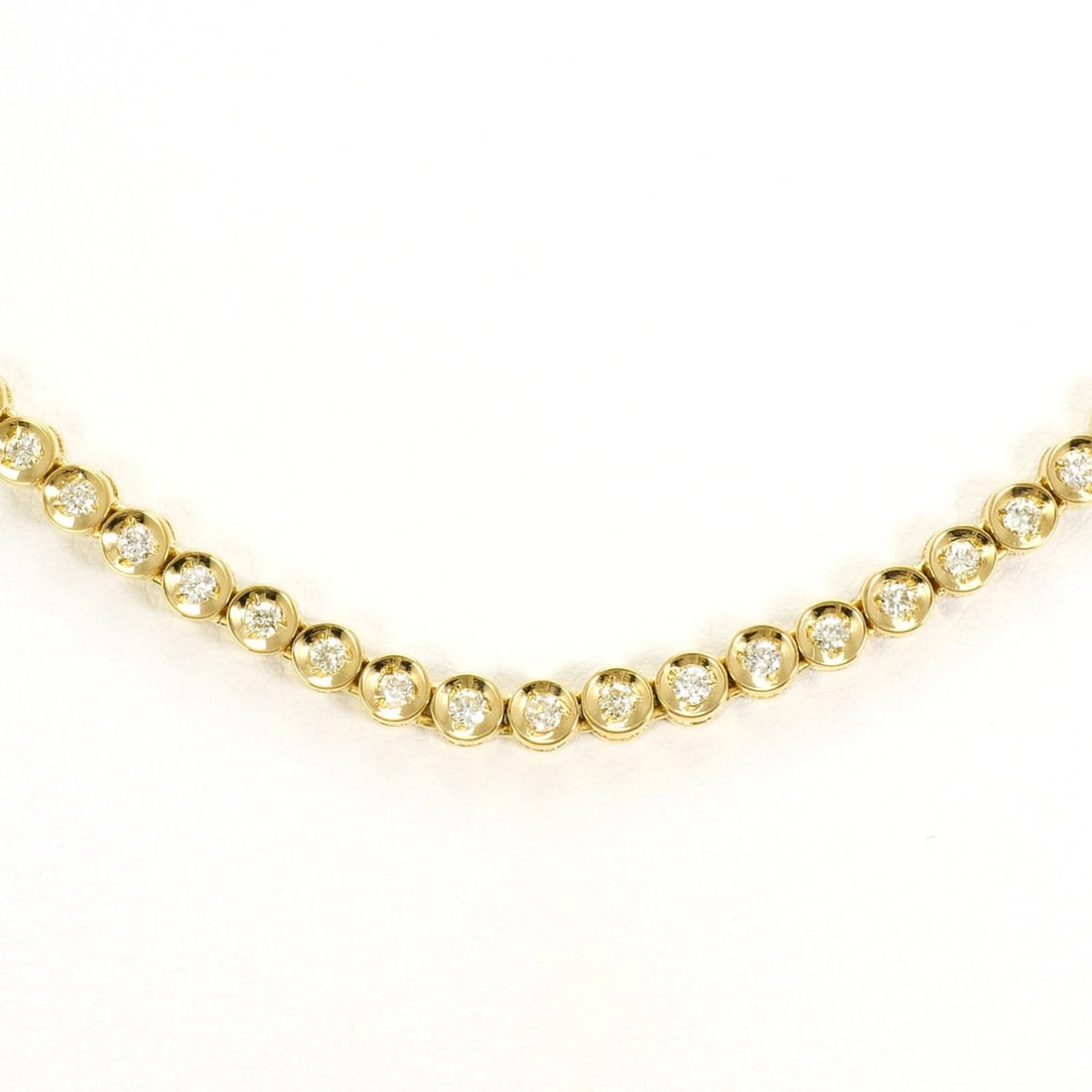 18K YELLOW GOLD NECKLACE DIAMONDS: 18K Yellow Gold Necklace Diamonds Brand: Unbranded Type/Style: Necklace Material: Yellow gold (18K), Main Stone/Creation Natural Color: Yellow gold Size: Neck Circumference 40 cm / 15.74'' Accesso