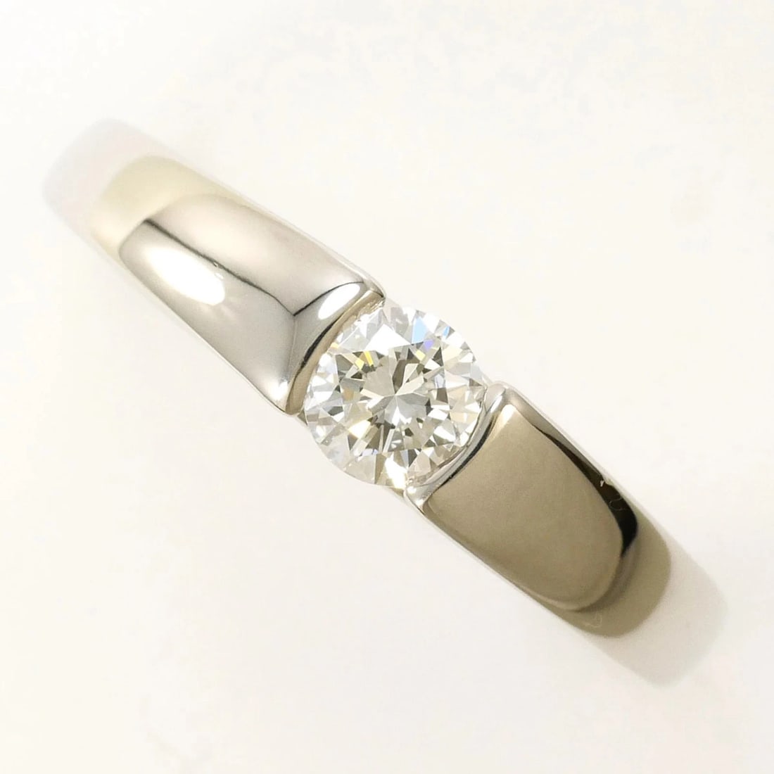 PT900 PLATINUM RING, 1 DIAMOND: PT900 Platinum Ring, 1 Diamond Brand: Unbranded Type/Style: Band Ring Material: Platinum 900 Color: Platinum Size: US 6.5 Accessories: None Accessories Notice: When purchasing pre-owned goods, please