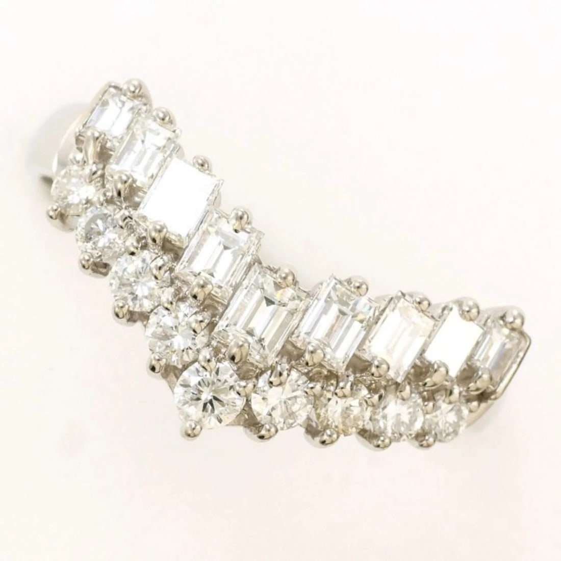 PT900 PLATINUM RING, 1 DIAMOND: PT900 Platinum Ring, 1 Diamond Brand: Unbranded Type/Style: Band Ring Material: Platinum 900 Color: Platinum Size: US 7.5 Accessories: None Accessories Notice: When purchasing pre-owned go