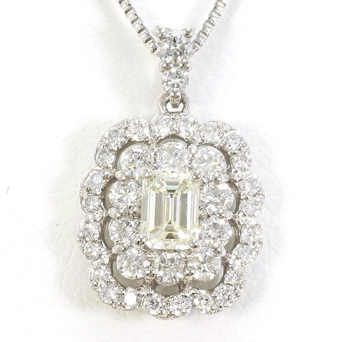 PT900 PLATINUM / PT850 NECKLACE YELLOW DIAMOND: PT900 Platinum / PT850 Necklace Yellow Diamond Brand: Unbranded Type/Style: Necklace Material: Platinum 850 Platinum 900 Color: Platinum, Yellow Size: Neck Circumference 45 cm / 17.71'' Pendant Size 1