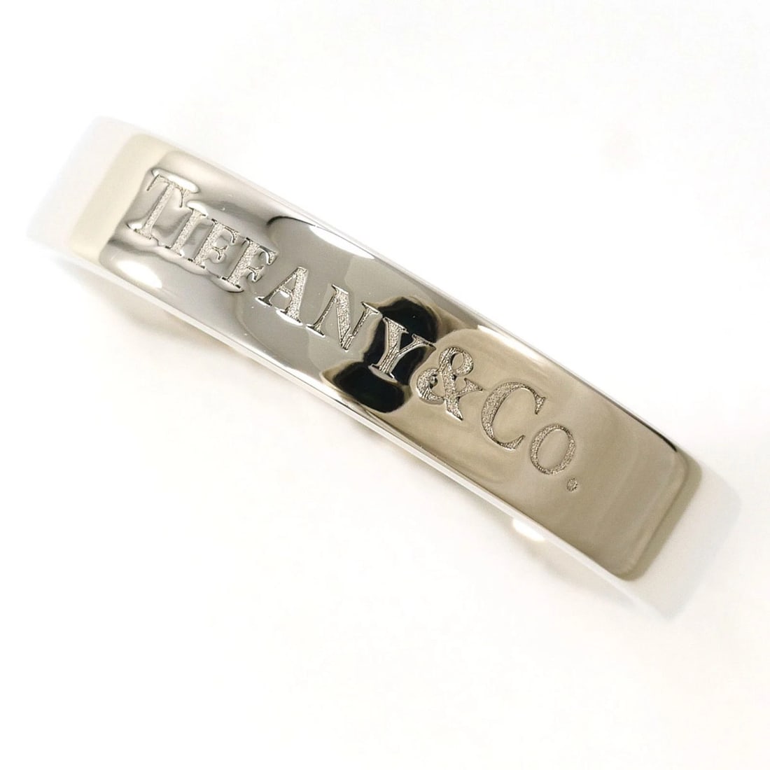 TIFFANY & CO. CURVED BAND PT950 PLATINUM RING: Tiffany & Co. Curved Band PT950 Platinum Ring Brand: Tiffany Type/Style: Band Ring Material: Platinum 950 Color: Platinum Size: US 7.5 Accessories: None Accessories Notice: When purchasing