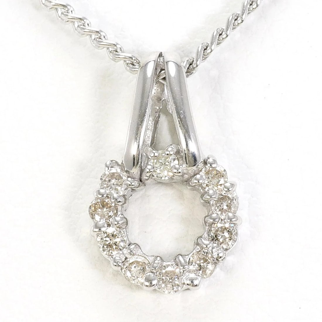 18K WHITE GOLD AND PT850 (PLATINUM) NECKLACE: 18K white gold and PT850 (platinum) necklace Brand: Unbranded Type/Style: Necklace Material: Platinum 850 White gold (18K) Color: Platinum, White gold Size: Neck Circumference 40 cm / 15.74'' Pendant