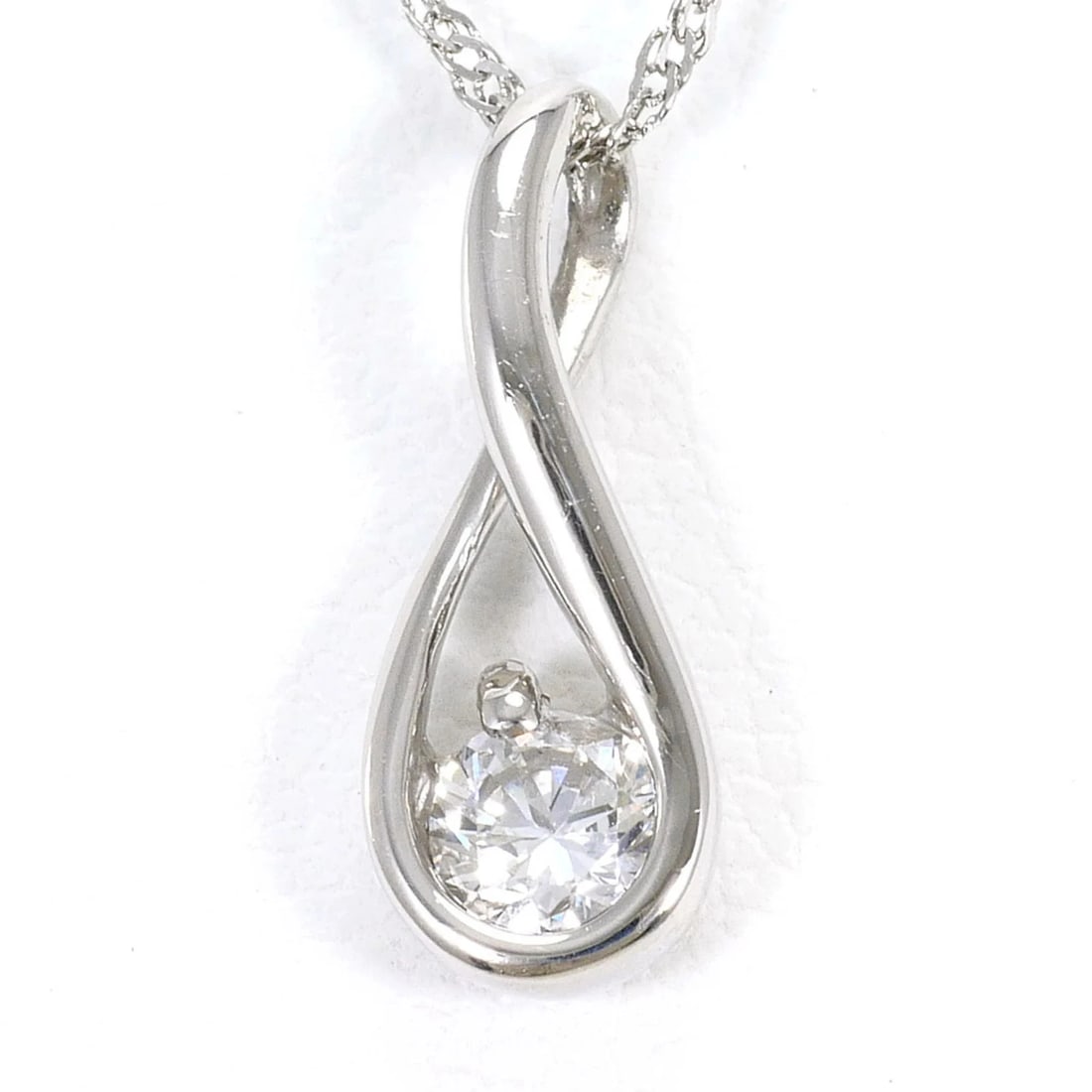 PT900 PLATINUM / PT850 NECKLACE DIAMOND: PT900 Platinum / PT850 Necklace Diamond Brand: Unbranded Type/Style: Necklace Material: Platinum 850 Platinum 900 Color: Platinum Size: Neck Circumference 39 cm / 15.35'' Pendant Size 14mm x 6mm / 0.5