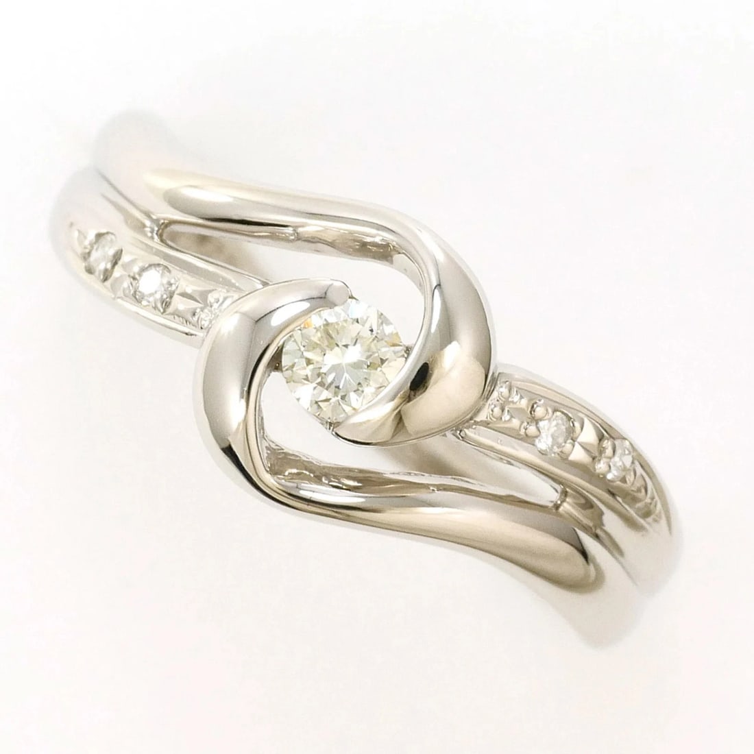 PT900 PLATINUM RING, 1 DIAMOND: PT900 Platinum Ring, 1 Diamond Brand: Unbranded Type/Style: Band Ring Material: Platinum 900 Color: Platinum Size: US 6 Accessories: None Accessories Notice: When purchasing pre-owned good