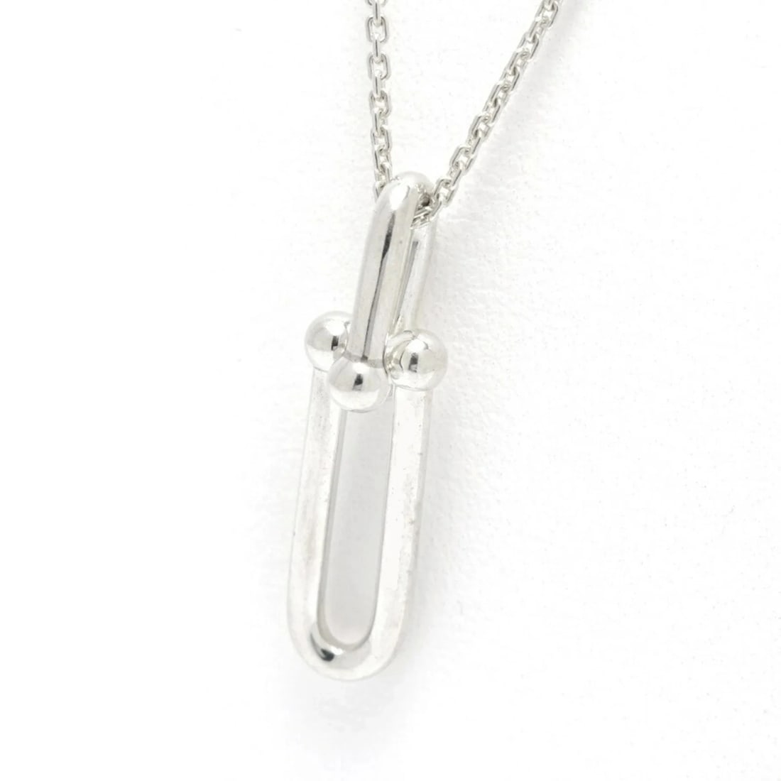 TIFFANY & CO. HARDWARE LINK PENDANT NECKLACE, STERLING SILVER (AG925): Tiffany & Co. Hardware Link Pendant Necklace, Sterling Silver (Ag925) Brand: Tiffany Type/Style: Pendant necklace Material: Sterling silver Color: Silver Size: Neck Circumference 45.5 cm / 17.91''