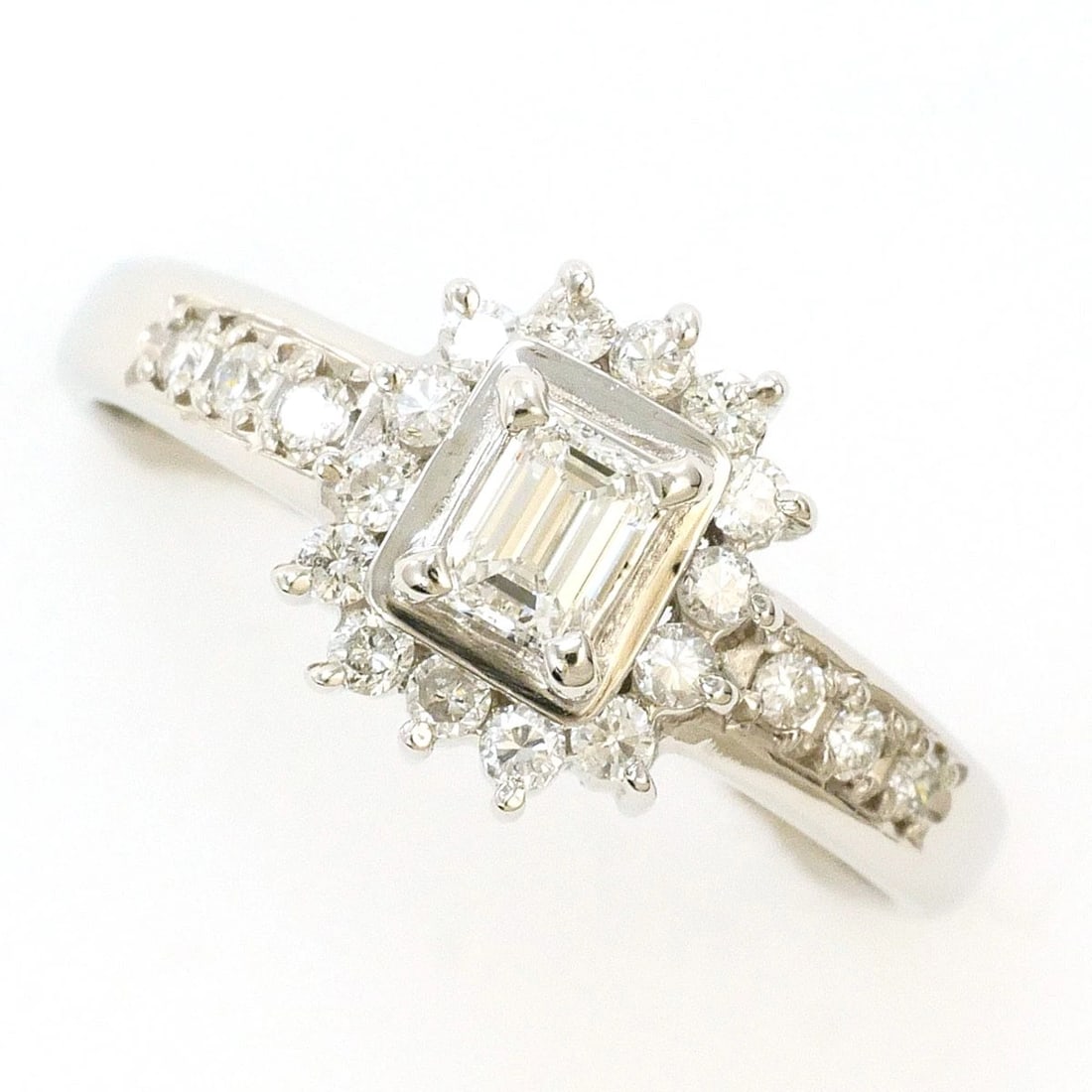 PT850 PLATINUM RING DIAMOND: PT850 Platinum Ring Diamond Brand: No Brand Type/Style: Ring Material: PT850 Platinum, Main Stone/Creation Diamond Color: Silver Size: US 5 7/8 Accessories: None Accessories Notice: When purchasing