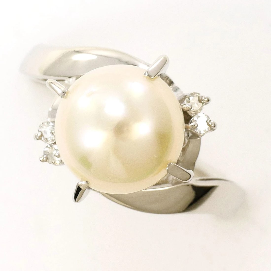 PT900 PLATINUM RING PEARL: PT900 Platinum Ring Pearl Brand: No Brand Type/Style: Ring Material: PT900 Platinum, Main Stone/Creation Cultured Pearl Color: Silver Size: US 5 7/8 Accessories: None Accessories Notice: When