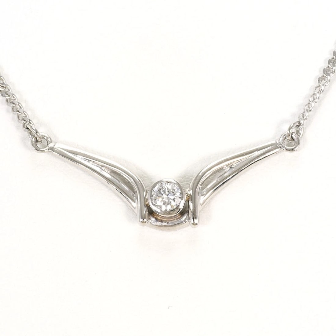PT850 PLATINUM NECKLACE DIAMOND: PT850 Platinum Necklace Diamond Brand: No Brand Type/Style: Necklace Material: PT850 Platinum, Main Stone/Creation Diamond Color: Silver Size: Total length42cm Accessories: None Accessories Notice: