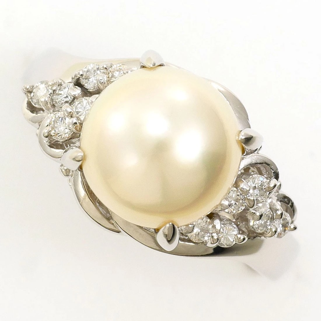 PT900 PLATINUM RINGPEARL: PT900 Platinum RingPearl Brand: No Brand Type/Style: Ring Material: PT900 Platinum, Main Stone/Creation Cultured Pearl Color: Silver Size: US 6 1/4 Accessories: None Accessories Notice: When