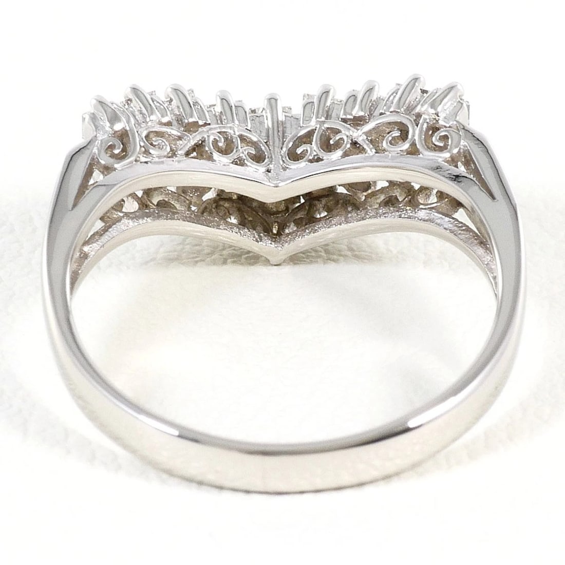 PT900 PLATINUM RING DIAMOND: PT900 Platinum Ring Diamond Brand: No Brand Type/Style: Ring Material: PT900 Platinum, Main Stone/Creation Diamond Color: Silver Size: US 5 1/8 Accessories: None Accessories Notice: When purchasing