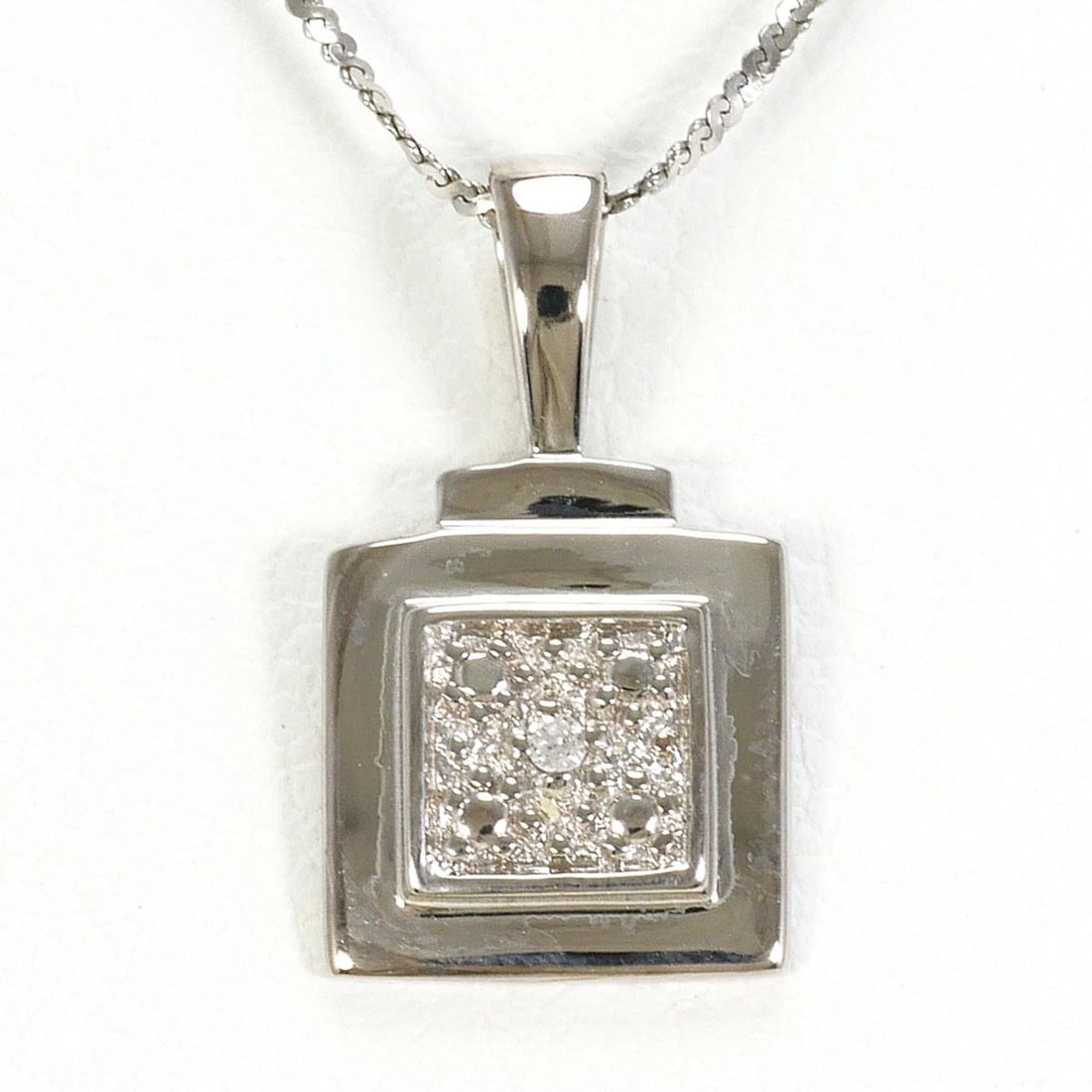 K18 18K GOLD NECKLACE DIAMOND: K18 18k gold Necklace Diamond Brand: No Brand Type/Style: Necklace Material: 18k gold, Main Stone/Creation Diamond Color: gold Size: Total length40cm Accessories: None Accessories Notice: When