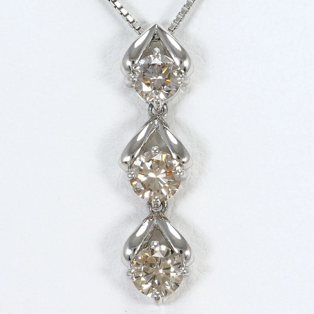 PT900 PLATINUM PT850/PLATINUM NECKLACE BROWN DIAMOND: PT900 Platinum PT850/Platinum Necklace Brown Diamond Brand: No Brand Type/Style: Necklace Material: PT900 Platinum PT850/Platinum, Main Stone/Creation Brown Diamond Color: Silver Size: Total