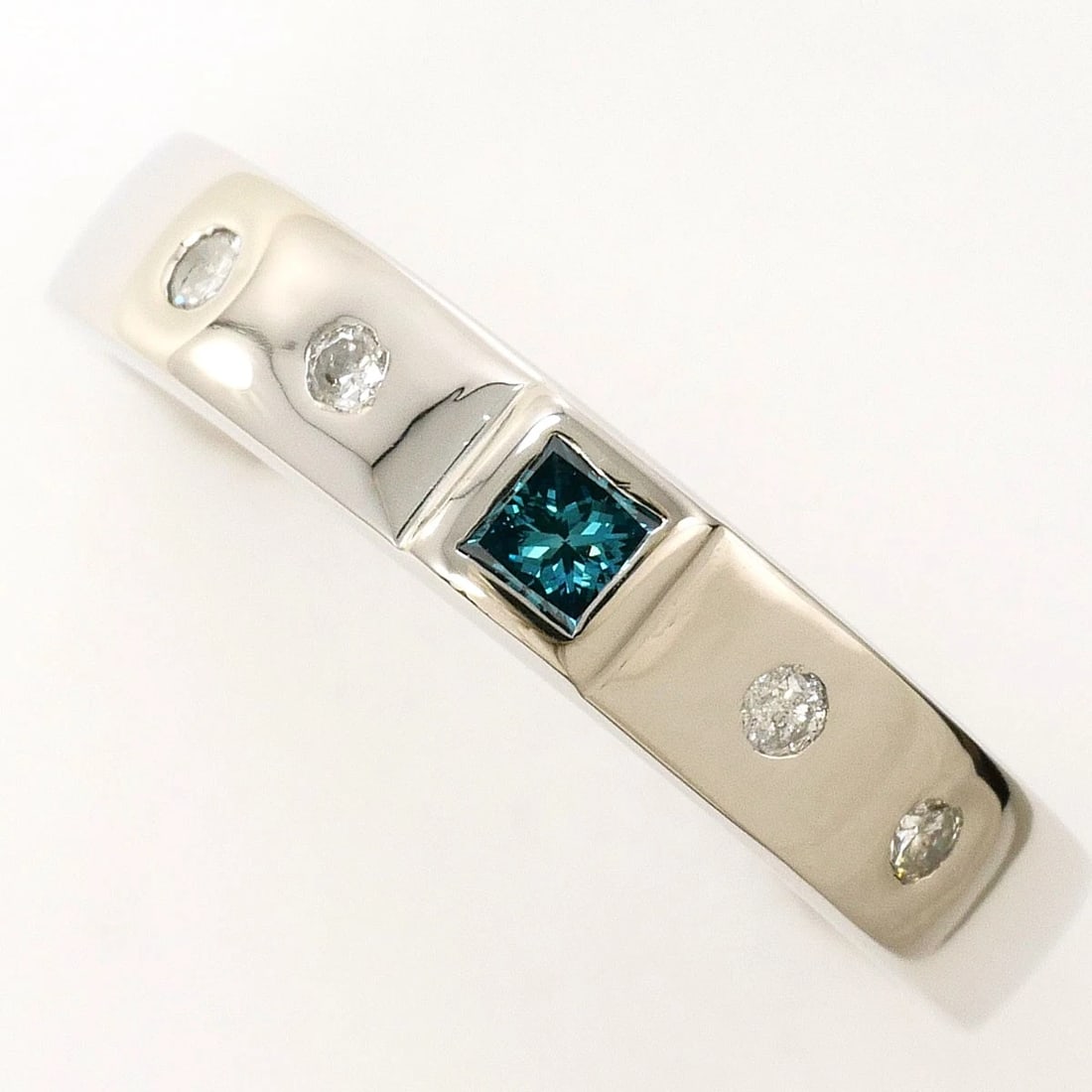 PT900 PLATINUM RING BLUE DIAMOND: PT900 Platinum Ring Blue diamond Brand: No Brand Type/Style: Ring Material: PT900 Platinum, Main Stone/Creation Blue Diamond Color: Silver Size: US7 Accessories: None Accessories Notice: When