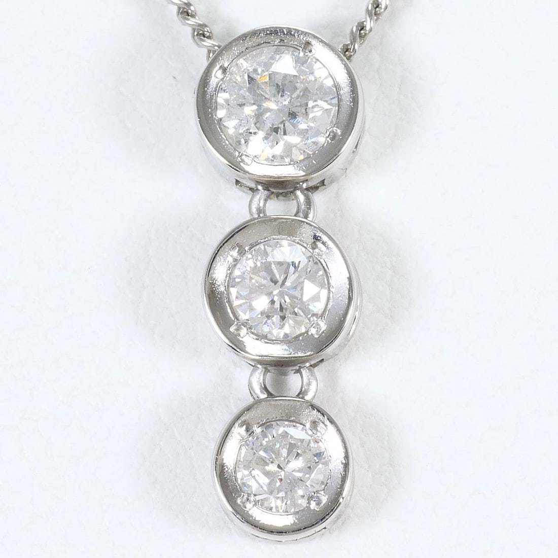 PT850 PLATINUM NECKLACE DIAMOND: PT850 Platinum Necklace Diamond Brand: No Brand Type/Style: Necklace Material: PT850 Platinum, Main Stone/Creation Diamond Color: Silver Size: Total length 45cm Accessories: None Accessories Notice: