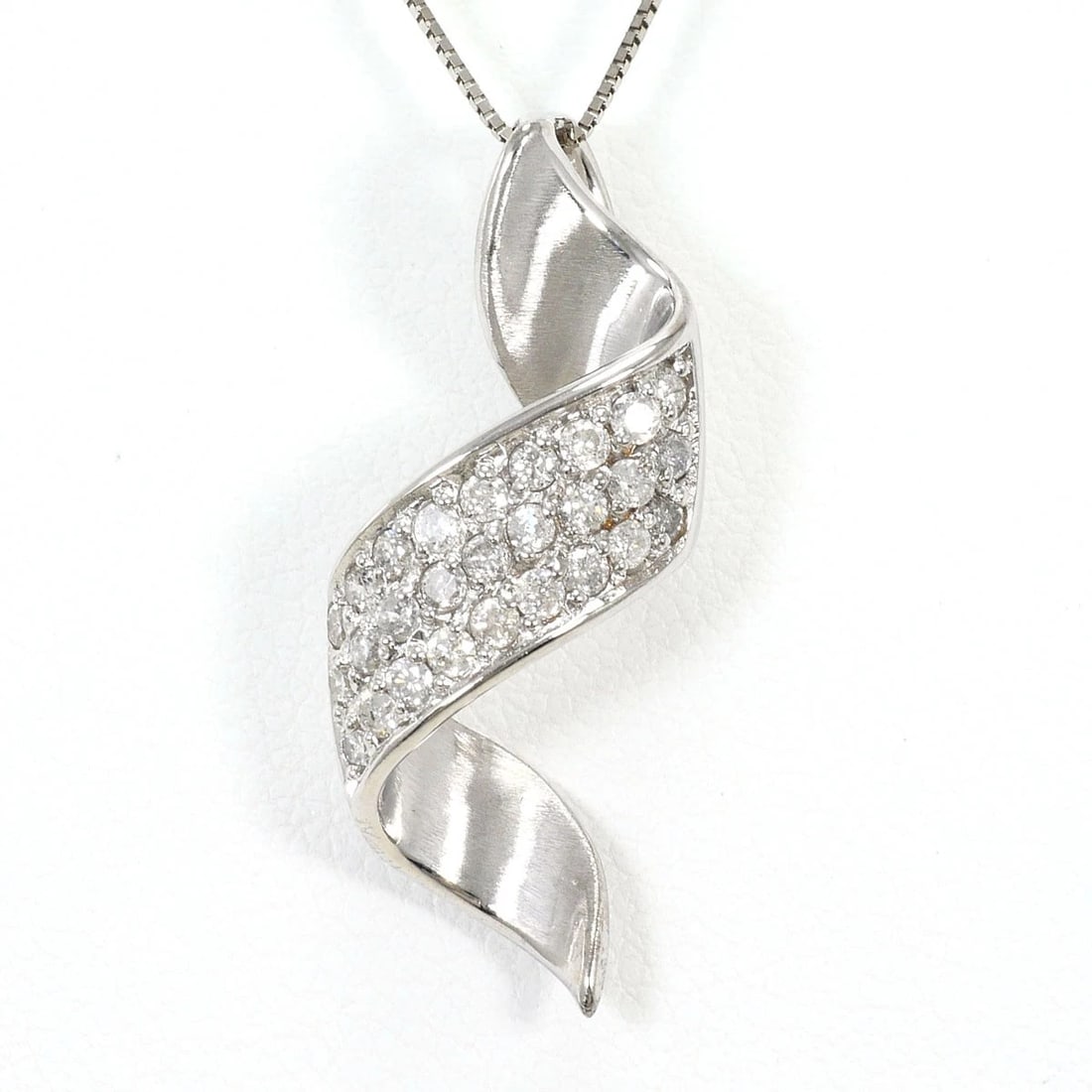 K18 18K GOLD NECKLACE DIAMOND: K18 18k gold Necklace Diamond Brand: No Brand Type/Style: Necklace Material: 18k gold, Main Stone/Creation Diamond Color: Gold Size: Total length 45cm Accessories: None Accessories Notice: When