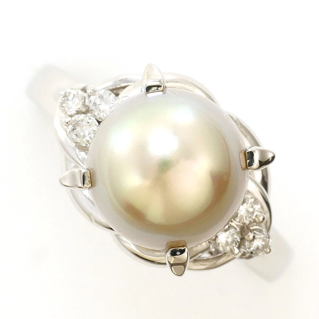 PT900 PLATINUM RING AKOYA PEARL: PT900 Platinum Ring Akoya Pearl Brand: No Brand Type/Style: Ring Material: PT900 Platinum, Main Stone/Creation Akoya Pearl Color: Silver Size: US 7 1/4 Accessories: None Accessories Notice
