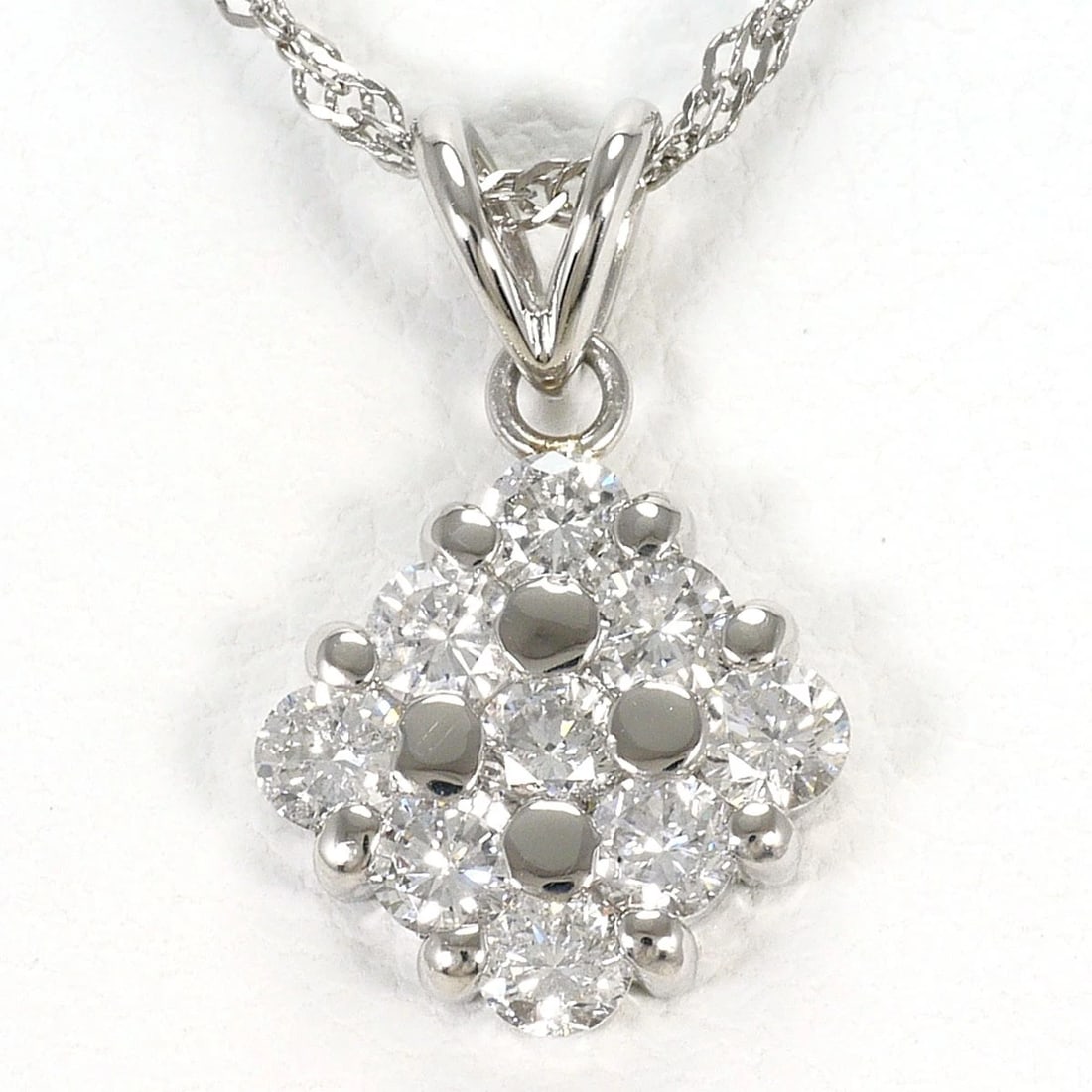 PT900 PLATINUM PT850/PLATINUM NECKLACE: PT900 Platinum PT850/Platinum Necklace Brand: No Brand Type/Style: Necklace Material: PT900 Platinum PT850/Platinum, Main Stone/Creation Diamond Color: Silver Size: total length 39 cm Accessories: