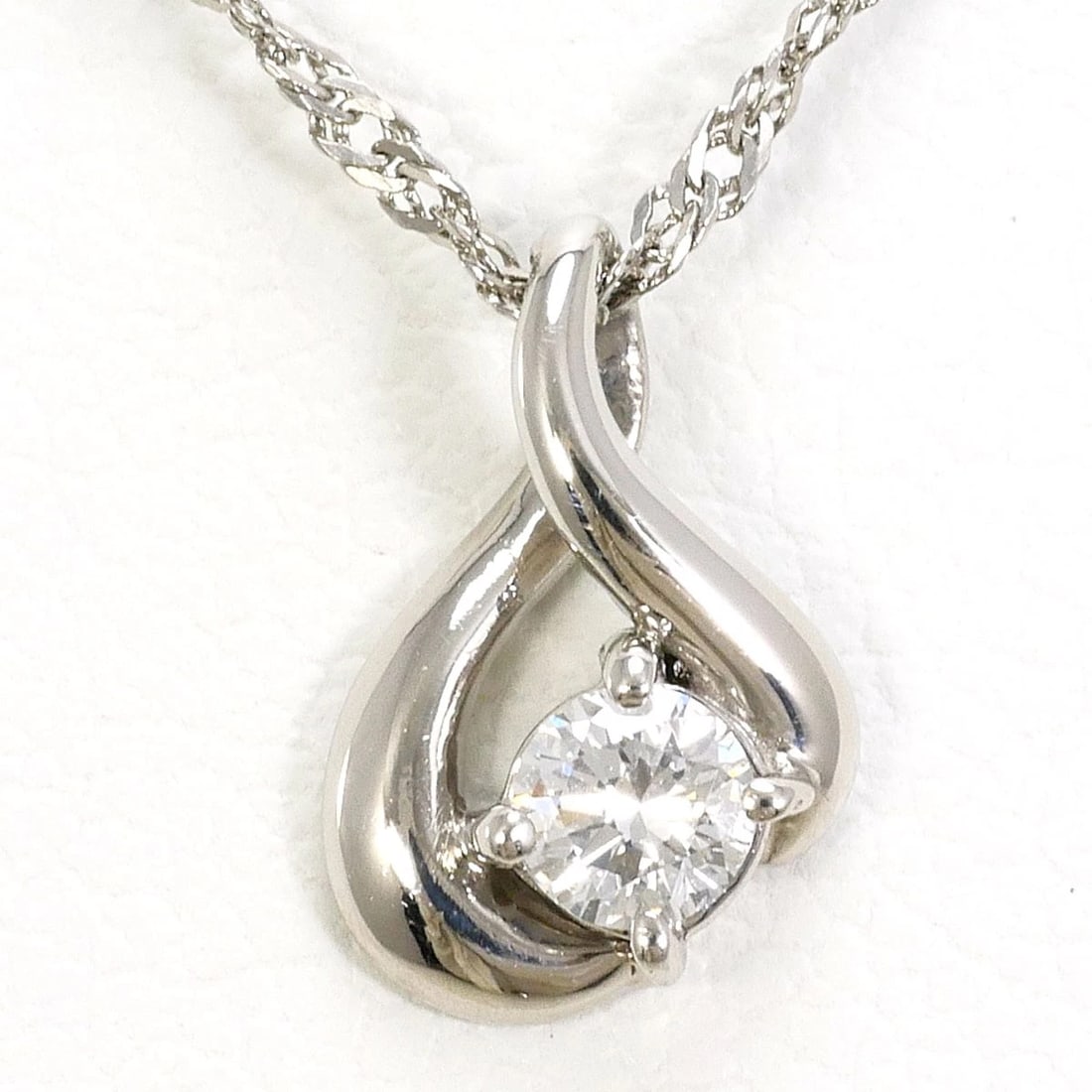 ELLE PT PLATINUM PT850/PLATINUM NECKLACE DIAMOND: ELLE PT Platinum PT850/Platinum Necklace Diamond Brand: ELLE Type/Style: Necklace Material: PT Platinum PT850/Platinum, Main Stone/Creation Diamond Color: Silver Size: total length 41 cm Accessories:
