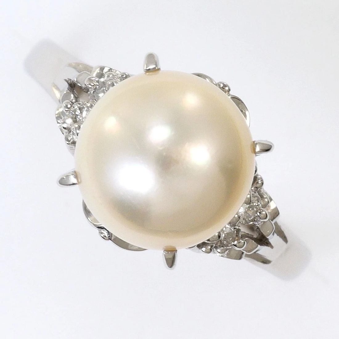 PT900 PLATINUM RING PEARL: PT900 Platinum Ring Pearl Brand: No Brand Type/Style: Ring Material: PT900 Platinum, Main Stone/Creation Cultured Pearl Color: Silver Size: US 5 3/4 Accessories: None Accessories Notice: When