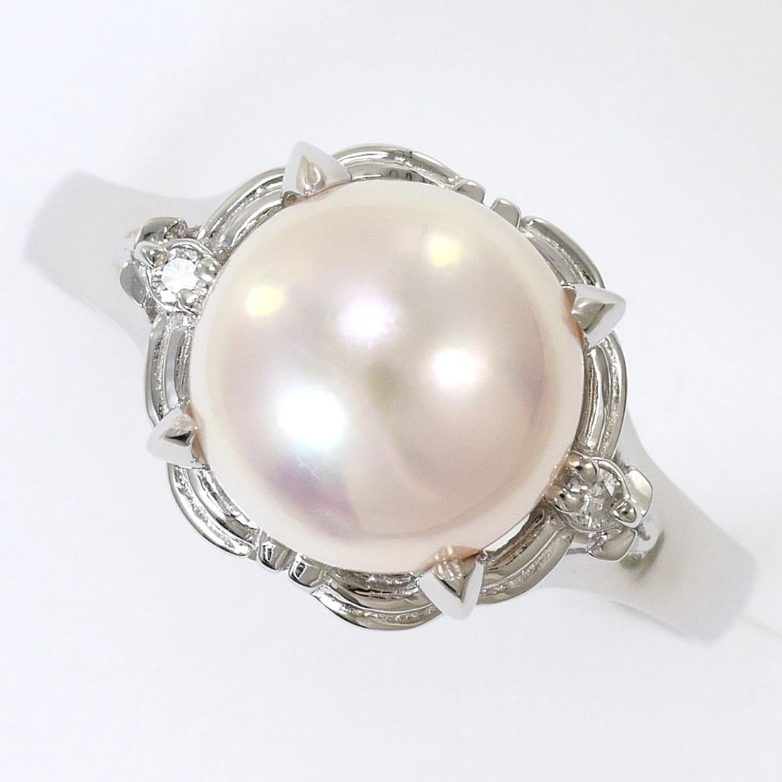 PT900 PLATINUM RING PEARL: PT900 Platinum Ring Pearl Brand: No Brand Type/Style: Ring Material: PT900 Platinum, Main Stone/Creation cultured pearl Color: Silver Size: US 6 3/4 Accessories: None Accessories Notice: When