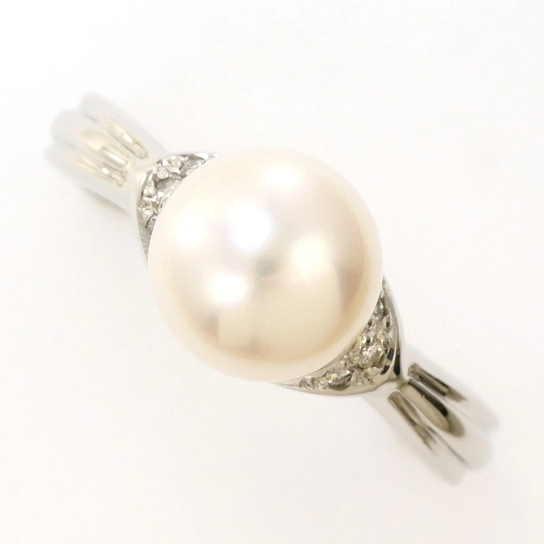PT900 PLATINUM RING PEARL: PT900 Platinum Ring Pearl Brand: No Brand Type/Style: Ring Material: PT900 Platinum, Main Stone/Creation cultured pearl Color: Silver Size: US 8 Accessories: None Accessories Notice: When purchasing