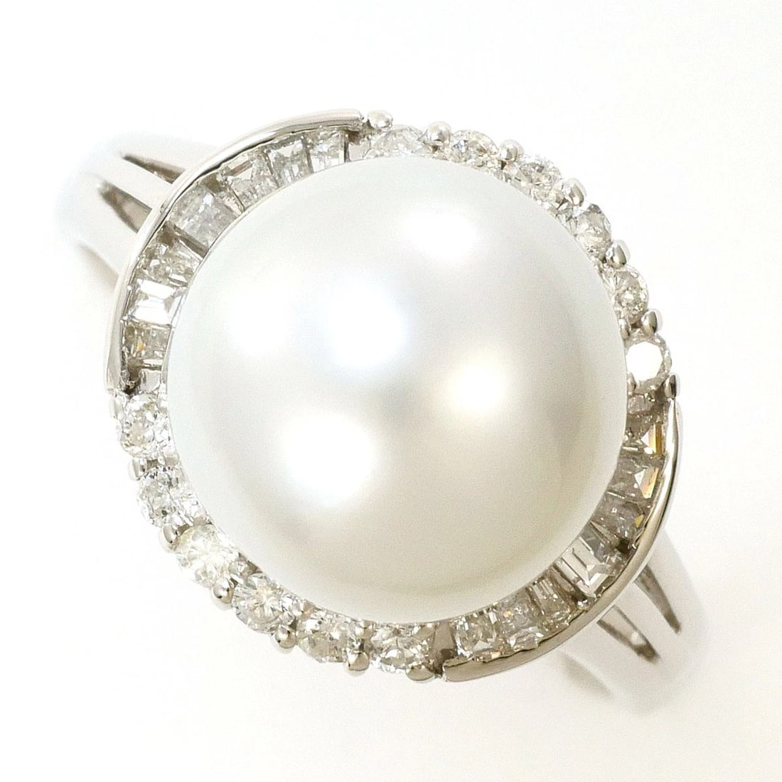 PT900 PLATINUM RING SOUTH SEA PEARL: PT900 Platinum Ring South Sea Pearl Brand: No Brand Type/Style: Ring Material: PT900 Platinum, Main Stone/Creation south sea pearl Color: Silver Size: US 7 1/4 Accessories: None Accessorie