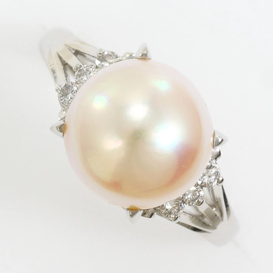 PT900 PLATINUM RING PEARL: PT900 Platinum Ring Pearl Brand: No Brand Type/Style: Ring Material: PT900 Platinum, Main Stone/Creation Cultured Pearl Color: Silver Size: US 6 1/2 Accessories: None Accessories Notice: When