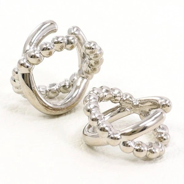 EAR K18/WHITE GOLD: Ear K18/White Gold Brand: No Brand Type/Style: Ear cuff Material: K18/White Gold Color: white gold Size: none Accessories: None Accessories Notice: When purchasing pre-owned goods, please