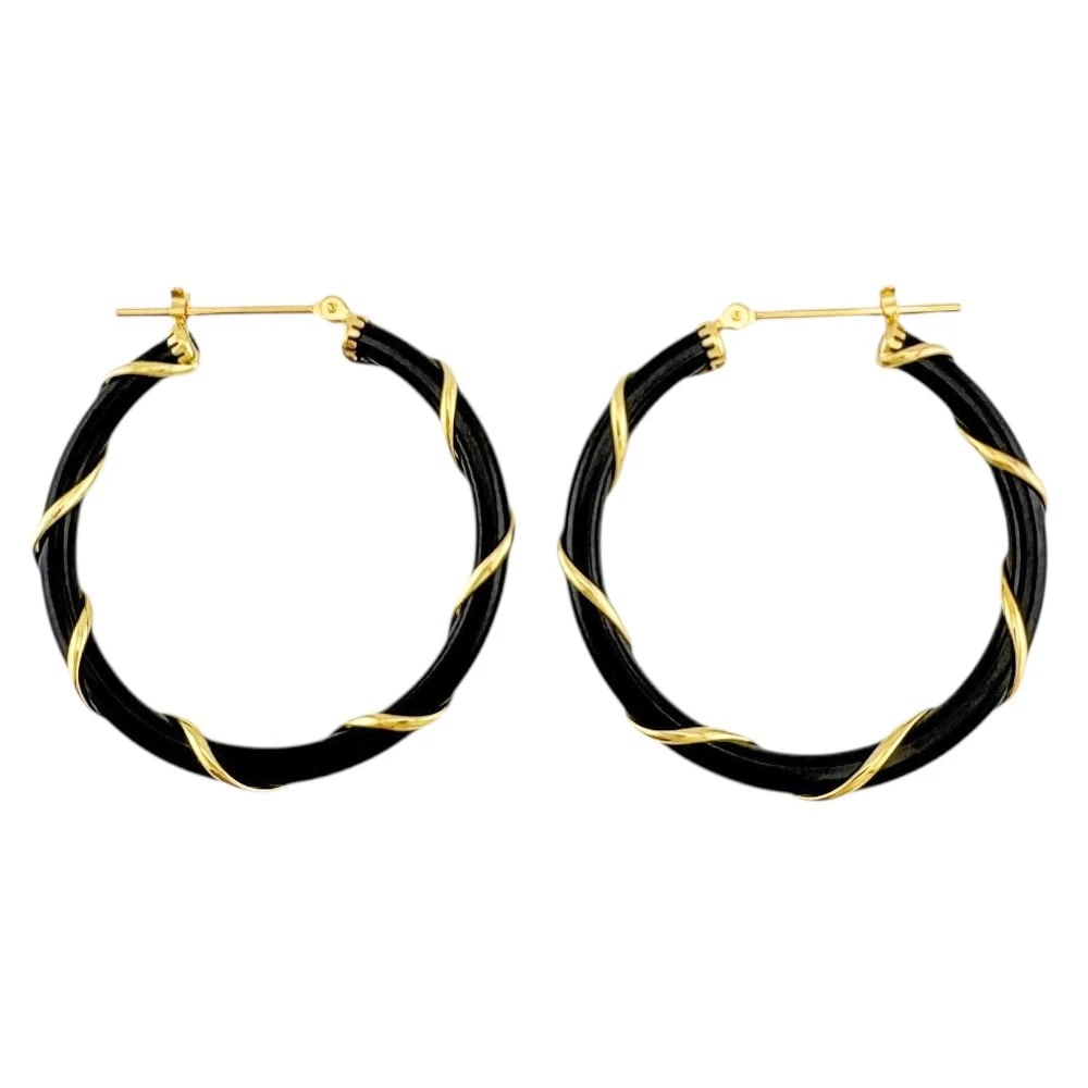 EARRING K18 YELLOW GOLD ONYX HOOP: earring K18 yellow gold onyx hoop Brand: Unbranded Type/Style: earRing Material: K18 yellow gold, Main Stone/Creation Onyx Color: gold Size: 30.0mm x 3.0mm(*mm) Accessories: None Accessori