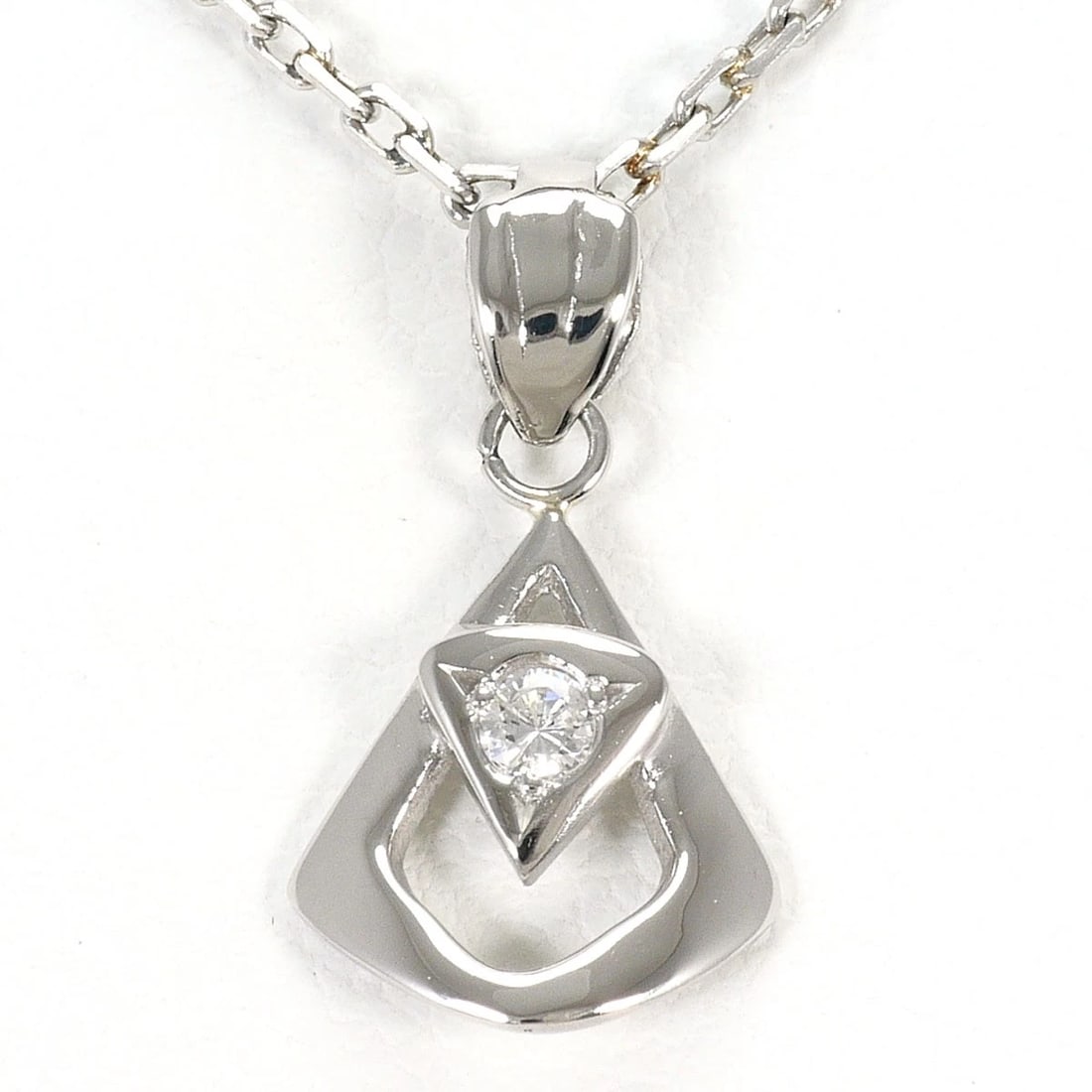 PT900 PLATINUM NECKLACE DIAMOND: PT900 Platinum Necklace Diamond Brand: No Brand Type/Style: Necklace Material: PT900 Platinum, Main Stone/Creation Diamond Color: Silver Size: TOTAL LENGTH 40CM Accessories: None Accessories Notice: