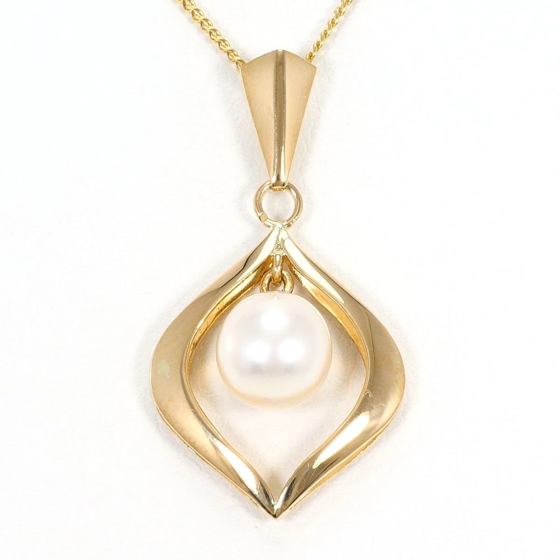 K18 18K GOLD NECKLACE PEARL: K18 18k gold Necklace Pearl Brand: No Brand Type/Style: Necklace Material: 18k gold, Main Stone/Creation Cultured Pearl Color: Gold Size: total length 40cm Accessories: None Accessories No