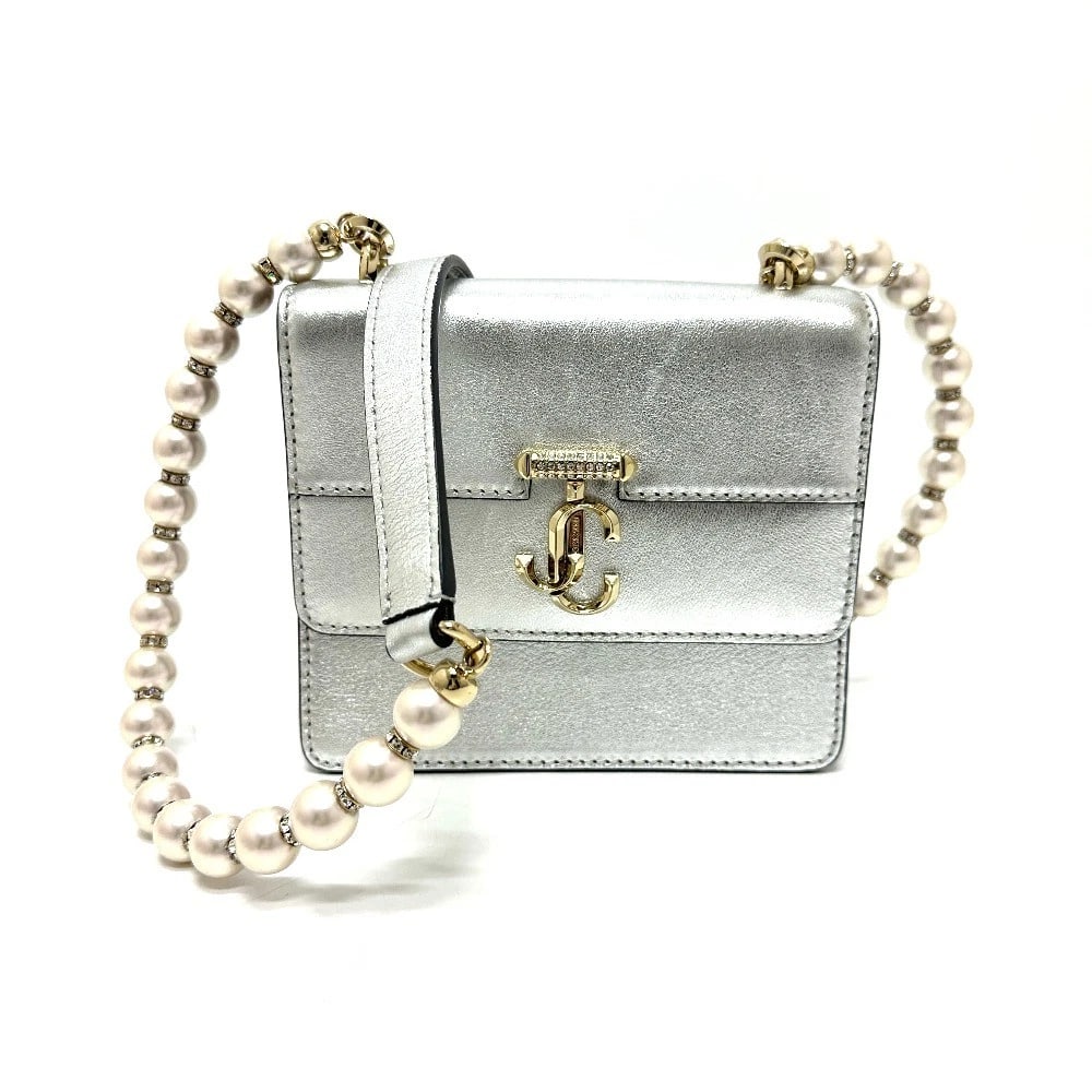 JIMMY CHOO AVENUE QUAD FAUX PEARL CHAIN SHOULDER BAG: JIMMY CHOO Avenue Quad Faux Pearl Chain Shoulder Bag Brand: JIMMY CHOO Type/Style: Shoulder Bag Material: Leather Color: Silver Size: W6.7?H5.5?D2.0inch / W17cm?H14cm?D5cm Accessories: None