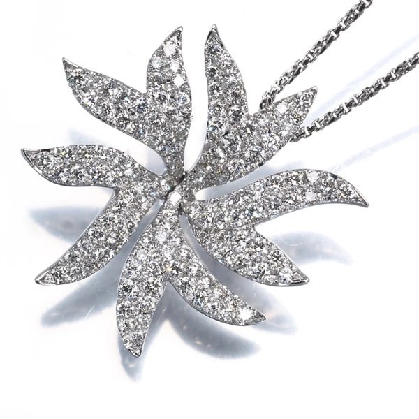 DIAMOND FLOWER NECKLACE 18K 750 WHITE GOLD: Diamond Flower Necklace 18K 750 White Gold Brand: Unbranded Type/Style: necklace Material: 18K / 750 / White Gold, Main Stone/Creation Natural Color: White gold Size: Necklace length: 45cm AdjUS table