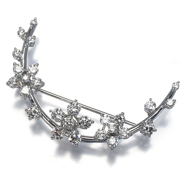 TASAKI BROOCH DIAMOND 18K 750 WHITE GOLD: TASAKI Brooch Diamond 18K 750 White Gold Brand: TASAKI Type/Style: Brooch Material: 18K 750 White Gold, Main Stone/Creation Natural Color: White Size: Design size: 23.7 x 36.2mm Accessories: None