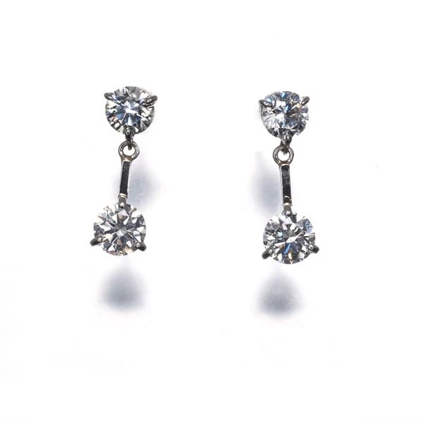 DIAMOND DROP 2P EARRINGS 900 PLATINUM: Diamond Drop 2P Earrings 900 Platinum Brand: Unbranded Type/Style: EarRing Material: 900 / Platinum, Main Stone/Creation Natural Color: none Size: Design size: 13.9 x 4.0mm Accessories: None <