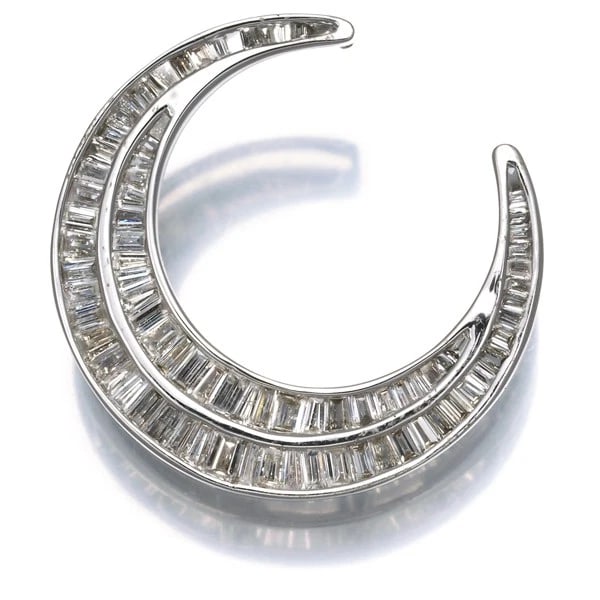 DIAMOND MOON TAPERED-CUT PENDANT 18K 750 WHITE GOLD: Diamond Moon Tapered-cut Pendant 18K 750 White Gold Brand: Unbranded Type/Style: Pendant Material: 18K 750 White Gold, Main Stone/Creation Natural Color: White Size: Design size: 22.0 x 20.7mm Bail