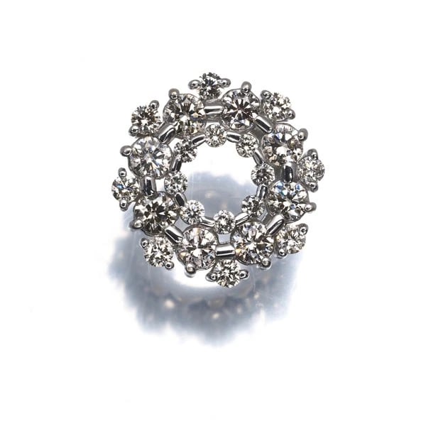 BROWN DIAMOND WREATH PENDANT 18K 750 WHITE GOLD: Brown Diamond Wreath Pendant 18K 750 White Gold Brand: Unbranded Type/Style: Pendant Material: 18K 750 White Gold, Main Stone/Creation Natural Color: White Size: Design size: 15.0 x 15.0mm Bail inner