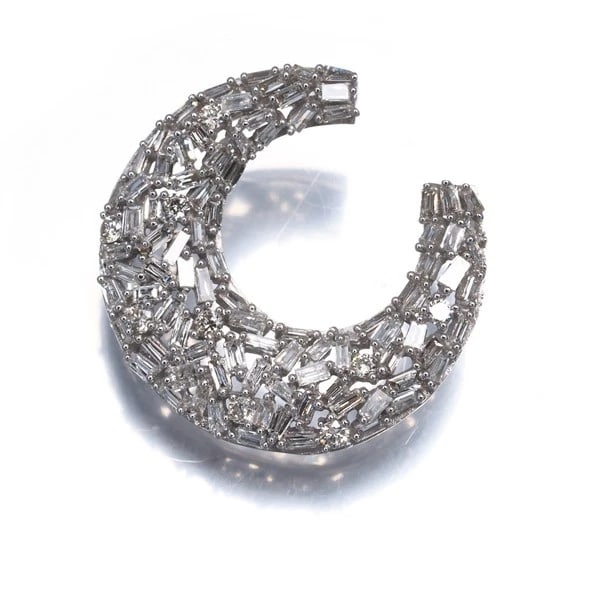 DIAMOND TAPERED-CUT MOON PENDANT 18K 750 WHITE GOLD: Diamond Tapered-cut Moon Pendant 18K 750 White Gold Brand: Unbranded Type/Style: Pendant Material: 18K 750 White Gold, Main Stone/Creation Natural Color: White Size: Design size: 18.6 x 17.7mm Bail