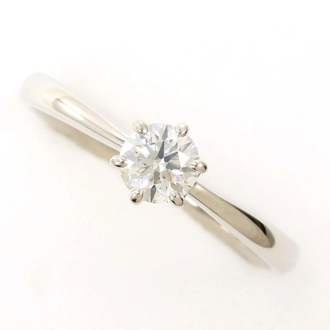 PT900 PLATINUM RING DIAMOND: PT900 Platinum Ring Diamond Brand: No Brand Type/Style: Ring Material: PT900 Platinum, Main Stone/Creation Diamond Color: Silver Size: US 6 1/4 Accessories: None Accessories Notice: When purchasing
