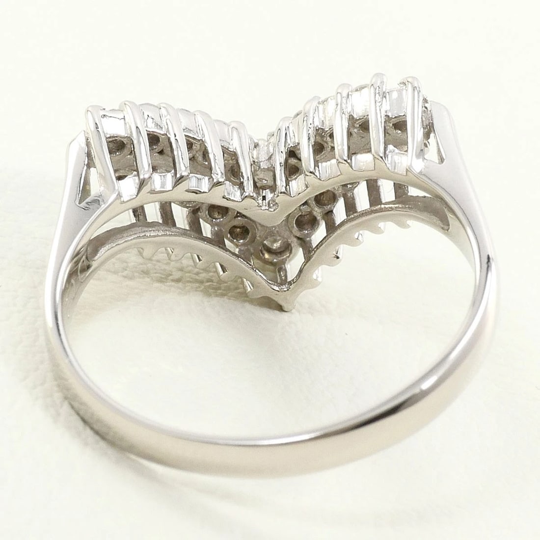 PT900 PLATINUM RING DIAMOND: PT900 Platinum Ring Diamond Brand: No Brand Type/Style: Ring Material: PT900 Platinum, Main Stone/Creation Diamond Color: Silver Size: US7 Accessories: None Accessories Notice: When purchasing