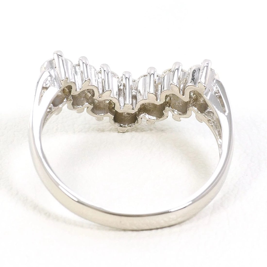 PT900 PLATINUM RING DIAMOND: PT900 Platinum Ring Diamond Brand: No Brand Type/Style: Ring Material: PT900 Platinum, Main Stone/Creation Diamond Color: Silver Size: US 5 1/2 Accessories: None Accessories Notice: When purchasing