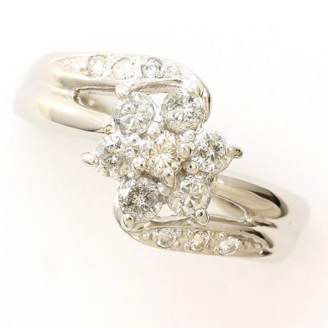 PT900 PLATINUM RING DIAMOND: PT900 Platinum Ring Diamond Brand: No Brand Type/Style: Ring Material: PT900 Platinum, Main Stone/Creation Diamond Color: Silver Size: US 6 1/4 Accessories: None Accessories Notice: When purchasing