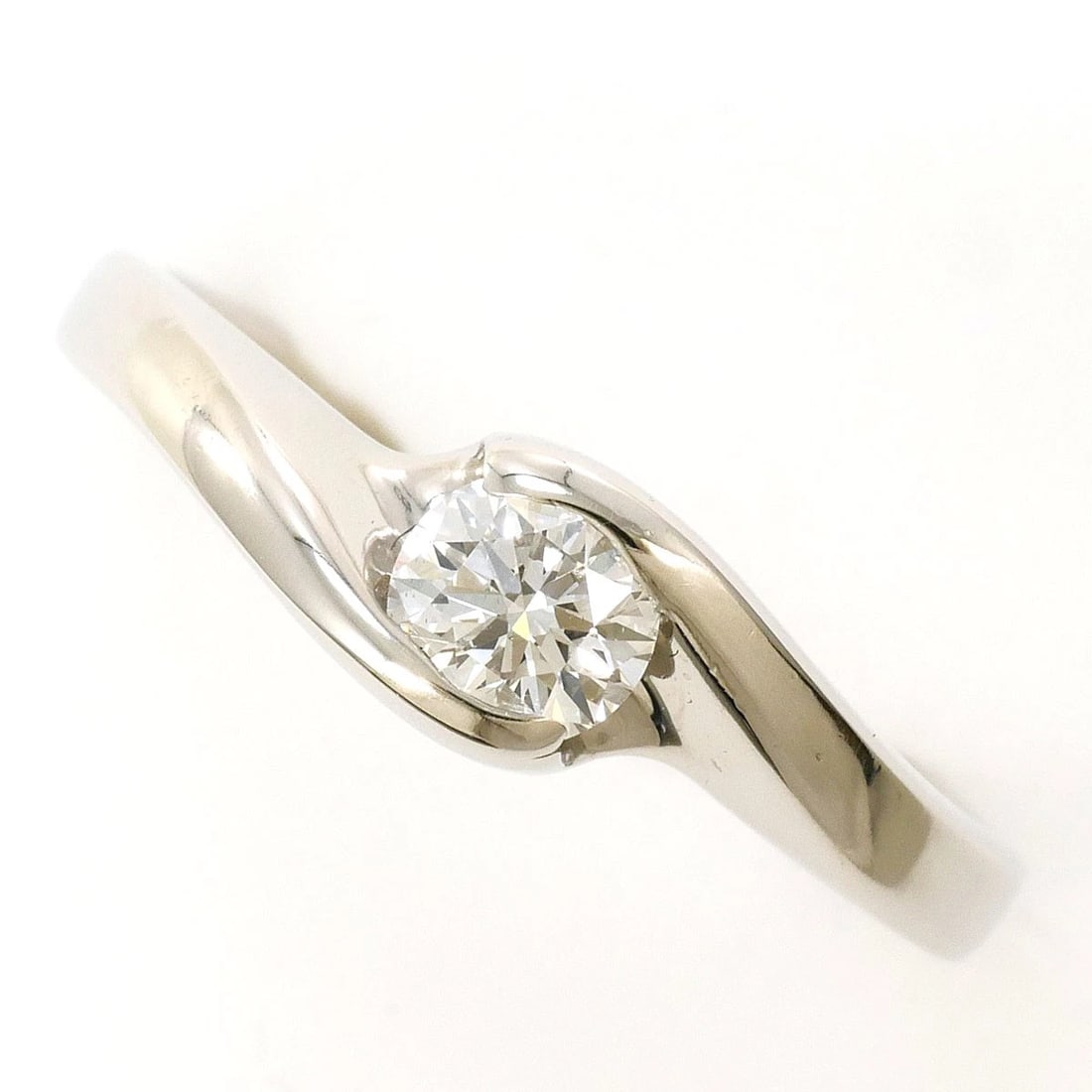 PT900 PLATINUM RING DIAMOND: PT900 Platinum Ring Diamond Brand: No Brand Type/Style: Ring Material: PT900 Platinum, Main Stone/Creation Diamond Color: Silver Size: US 7 1/4 Accessories: None Accessories Notice: When purchasing