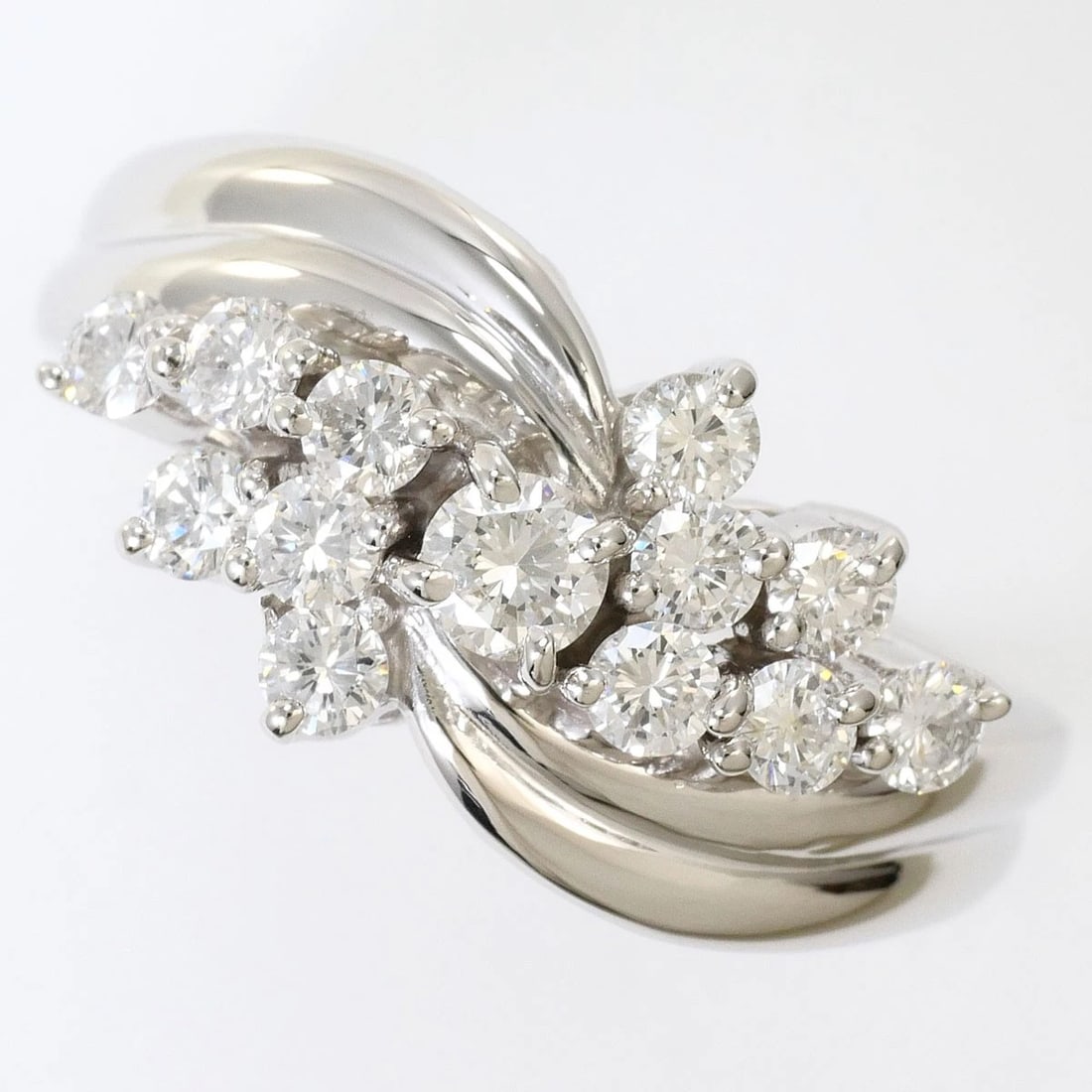PT900 PLATINUM RING DIAMOND: PT900 Platinum Ring Diamond Brand: No Brand Type/Style: Ring Material: PT900 Platinum, Main Stone/Creation Diamond Color: Silver Size: US 7 1/2 Accessories: None Accessories Notice: When p