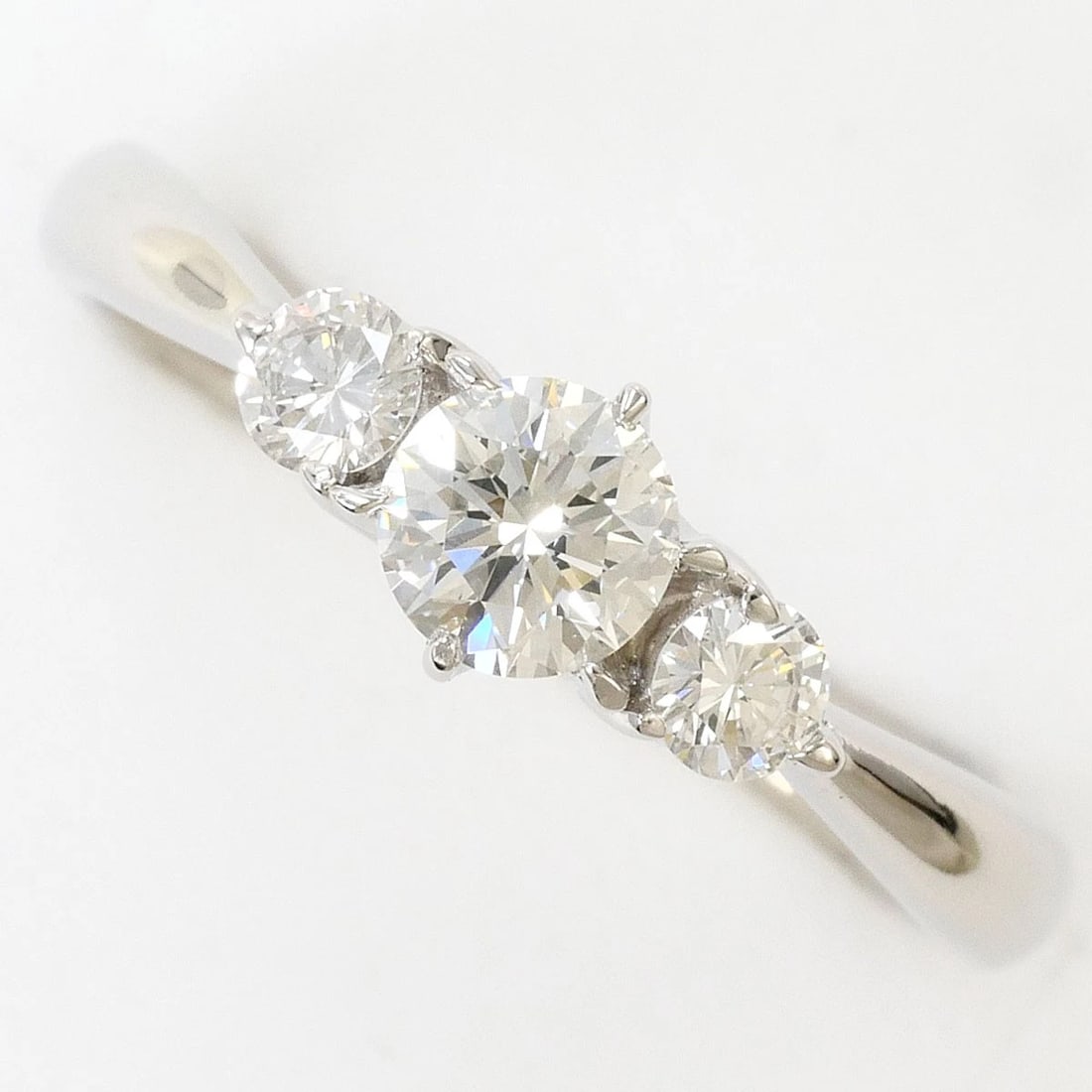 PT900 PLATINUM RING DIAMOND: PT900 Platinum Ring Diamond Brand: No Brand Type/Style: Ring Material: PT900 Platinum, Main Stone/Creation Diamond Color: Silver Size: US 5 3/8 Accessories: None Accessories Notice: When p