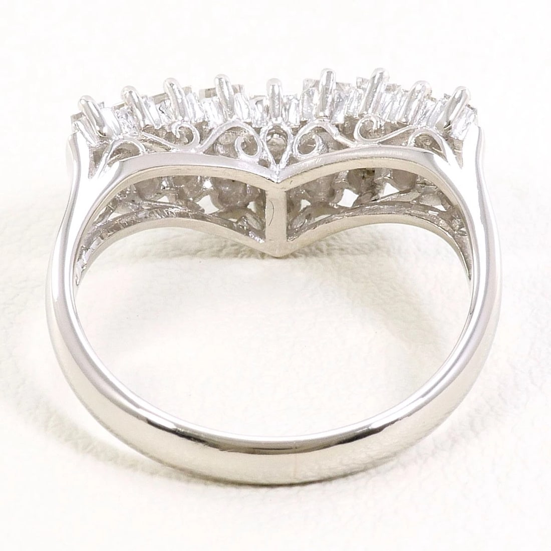 PT900 PLATINUM RING DIAMOND: PT900 Platinum Ring Diamond Brand: No Brand Type/Style: Ring Material: PT900 Platinum, Main Stone/Creation Diamond Color: Silver Size: US6 Accessories: None Accessories Notice: When purchasing