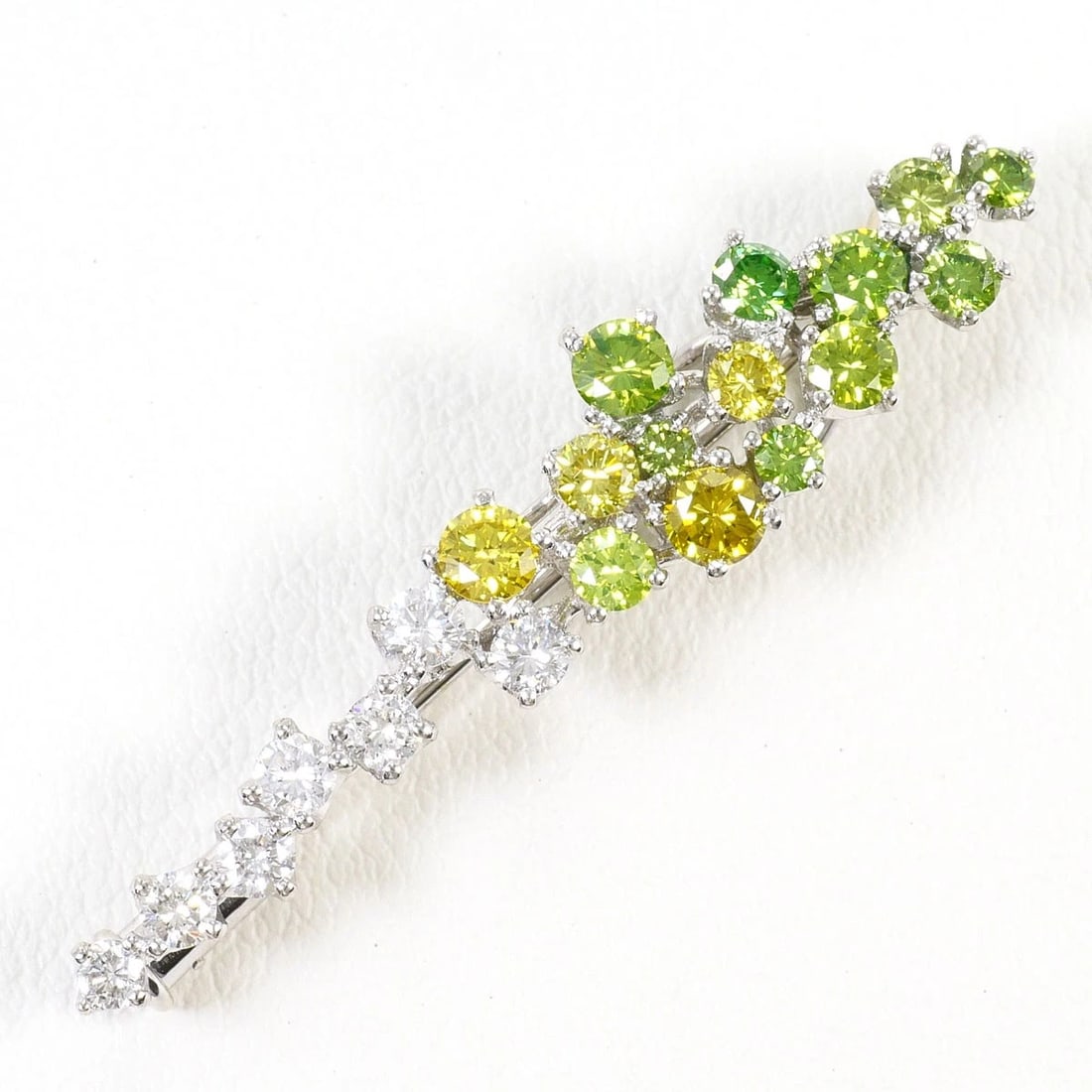 PT900 PLATINUM K14 BROOCH GREEN DIAMOND: PT900 Platinum K14 Brooch green diamond Brand: No Brand Type/Style: Brooch Material: PT900 Platinum K14, Main Stone/Creation Green Diamond Color: Silver Size: None Accessories: None Accessories