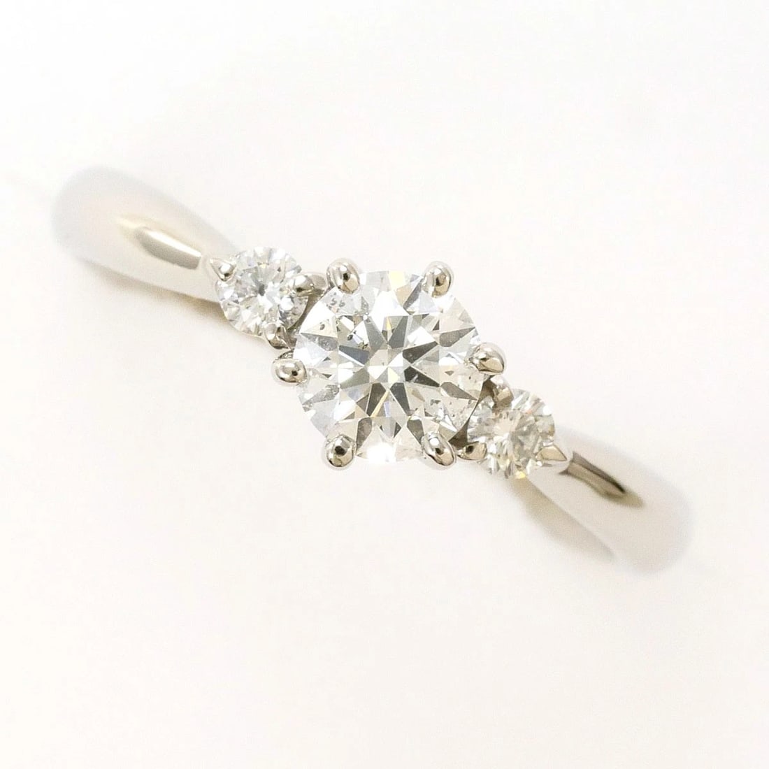 PT900 PLATINUM RING DIAMOND: PT900 Platinum Ring Diamond Brand: No Brand Type/Style: Ring Material: PT900 Platinum, Main Stone/Creation Diamond Color: Silver Size: US 5 1/2 Accessories: None Accessories Notice: When purchasing