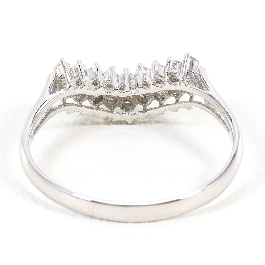 PT900 PLATINUM RING DIAMOND: PT900 Platinum Ring Diamond Brand: No Brand Type/Style: Ring Material: PT900 Platinum, Main Stone/Creation Diamond Color: Silver Size: US 9 1/8 Accessories: None Accessories Notice: When purchasing